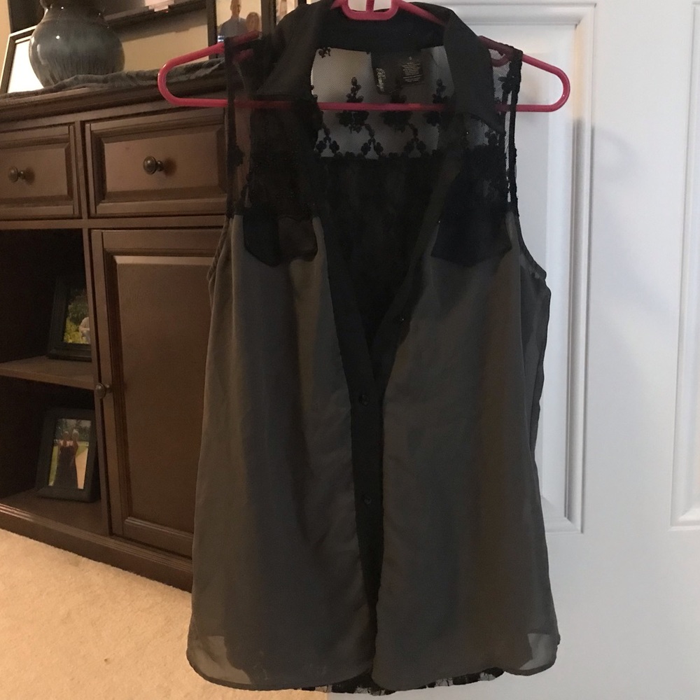 BKE boutique sleeveless Lacy button down
